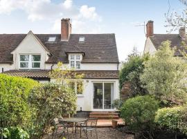 Spacious Surrey Home Garden Fast London Links - Pass the Keys, hotel di Addlestone