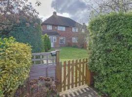 Newly renovated lovely garden driveway parking - Pass the Keys