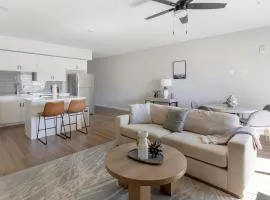 Landing Chic 1BD Rooftop Lounge Pool