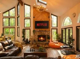 Spacious Waterfront Mansion wHot tubPoolTable