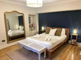 The Nook Central Harrogate Apartment with Parking, Sleeps 2