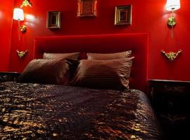 Nature, évasion, jacuzzi, grande piscine et cinéma, Hotel in Houdancourt