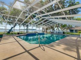 Hernando में, होटल Lake Days + Pool Fun! Nature Coast Retreat