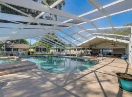 Lakefront & Poolside! Family Retreat in Hernando