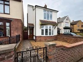 Central Peterborough Home, Garden, Parking, 2 Bed