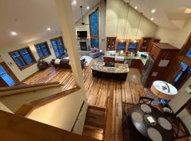 West Shore Woodsy Escape, hotel i Homewood
