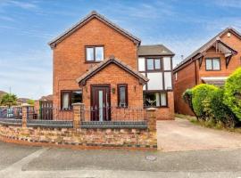 Cosy 4 Bed Detached Home with Garden Near MCR!，拉德克利夫的飯店