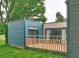 Lake View Cottage with Terrace for 6，Malansac的飯店