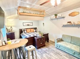 Longhorn Casita- 3 Miles from Bandera, Hotel in Bandera