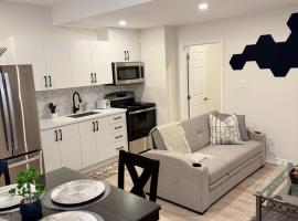 Spacious High Ceiling Lower Level Suite-New & Cozy, hotel i Vaughan