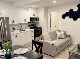 Spacious High Ceiling Lower Level Suite-New & Cozy