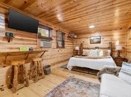 Silver Pine Haven- South Dakota Log House Stay