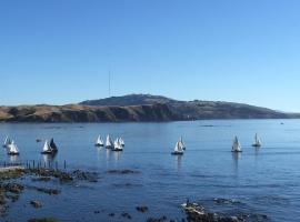 Ocean View Self-contained Apartment, hotel in Porirua