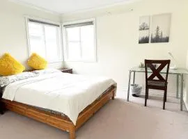 Private 2BR,1BA with shared Kitchen in a House, Free Parking, 15 Min YVR