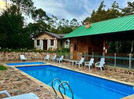 Entrebosques 16 - Cabaña en el Pony Parque Mesa de los Santos, khách sạn ở Piedecuesta