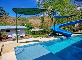 Villas Susurro Del Mar, hotel di Carrillo