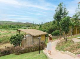 Mondara Villa and Glamping, Hotel in Ban Bo Wi