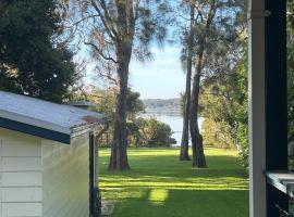 Sandpipers Beach House, Culburra - pet friendly, hotell i Culburra Beach