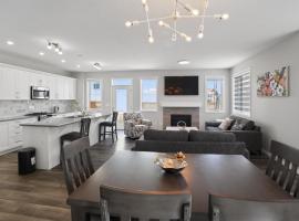 Bright Luxury Home with AC Garage and Backyard, hotell sihtkohas Calgary