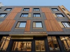 HOTEL WOODFALLS Inn, hotel en Behror