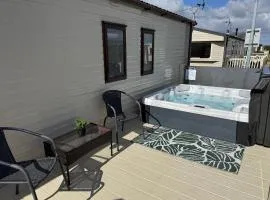 Sunnymede D11 - Fantasy Island with HOT TUB - pet friendly, WiFi - Ingoldmells - Meadow Lakes Caravan & Lodge Hire