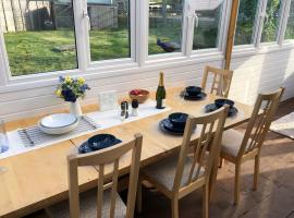 Stable Lodge, hotel en Williton