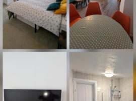 Fantastic 3-Bedroom House in Crawley - 10 mins from Gatwick، فندق في كراولي