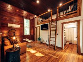 Entire Corton Lodge Riverfront Wedding & Group Retreat, khách sạn ở Clendenin