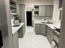 3 bedroom house in Blackwood with jacuzzi bath, hotelli kohteessa Blackwood