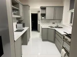 3 bedroom house in Blackwood with jacuzzi bath