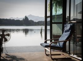 D Hostel by the river, hostel en Kanchanaburi