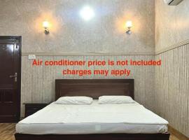 Babar House، فندق في فيصل آباد