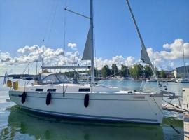 Spend a night on a Sailing Boat, khách sạn ở Saltvik