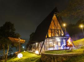 Retreat farm hill villa nature fog sunrise, hotel en Ciburayut