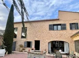 Casa familiar entre olivos, con patio y barbacoa