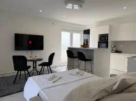 Luxury Oasis With Private Pool & Parking