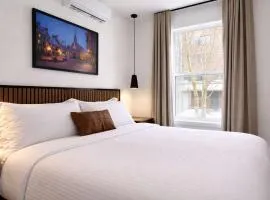 Room with a King-Size Bed Downtown Quebec