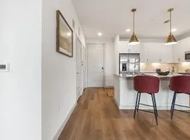 Large Lively Apt 2104 MER 2104