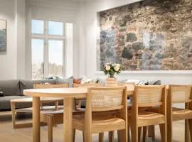 4BR 2Bath - Penthouse Esque