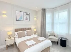 Bright Boutique Studio Near seafront with parking
