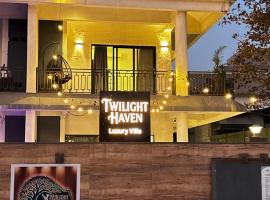 Twilight Haven - 4 BHK with Private Swimming Pool, Hotel in Āmbavna