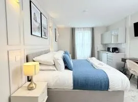 Executive Studio by the beach with parking, Work, Stay, Adventure