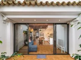 Casa con patio, piedra y luz natural