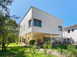 Moderna casa luminosa con gran jardín en Begues, Hotel in Begues