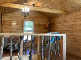 Tiny home Glamp w Amenity, hótel í Grahamsville