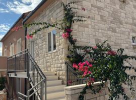 Apartman Bugenvila Postira Brač, хотел в Постира