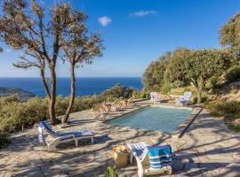 Villa CATHY en pierre et vue mer، فندق في سنتوري