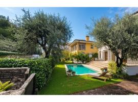 Villa Acqua Blu Gorgeous villa with ample garden, Hotel in Toscolano-Maderno