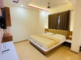 hotel Chandra dev 966o9o1oo6 just 350mtr from shreenathji temple 5min away I with indoor games Snooker 8pool TT By SK