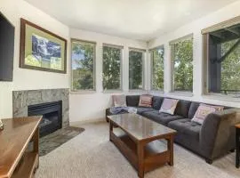 Light-filled condo with heated pool & hot tub near shopping & skiing